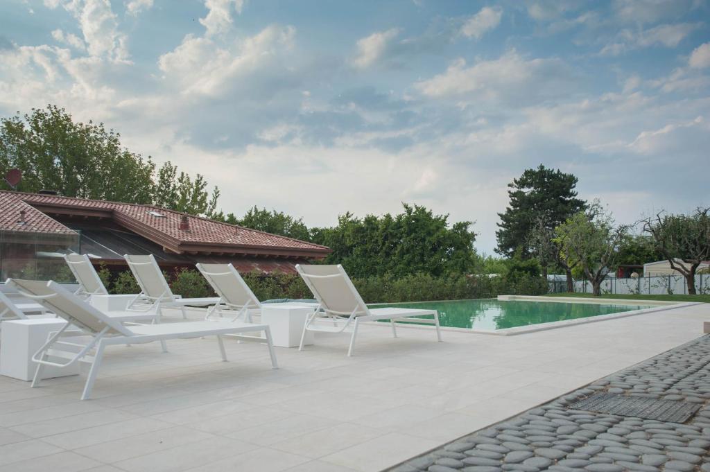 Bazén v ubytovaní Italianflat - Maison du Lac alebo v jeho blízkosti