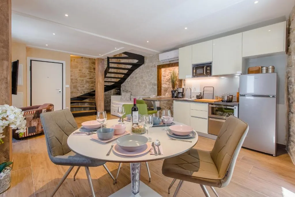 Luxury Apt Petra in 400 year old stone house 4+2, Split, Croaţia