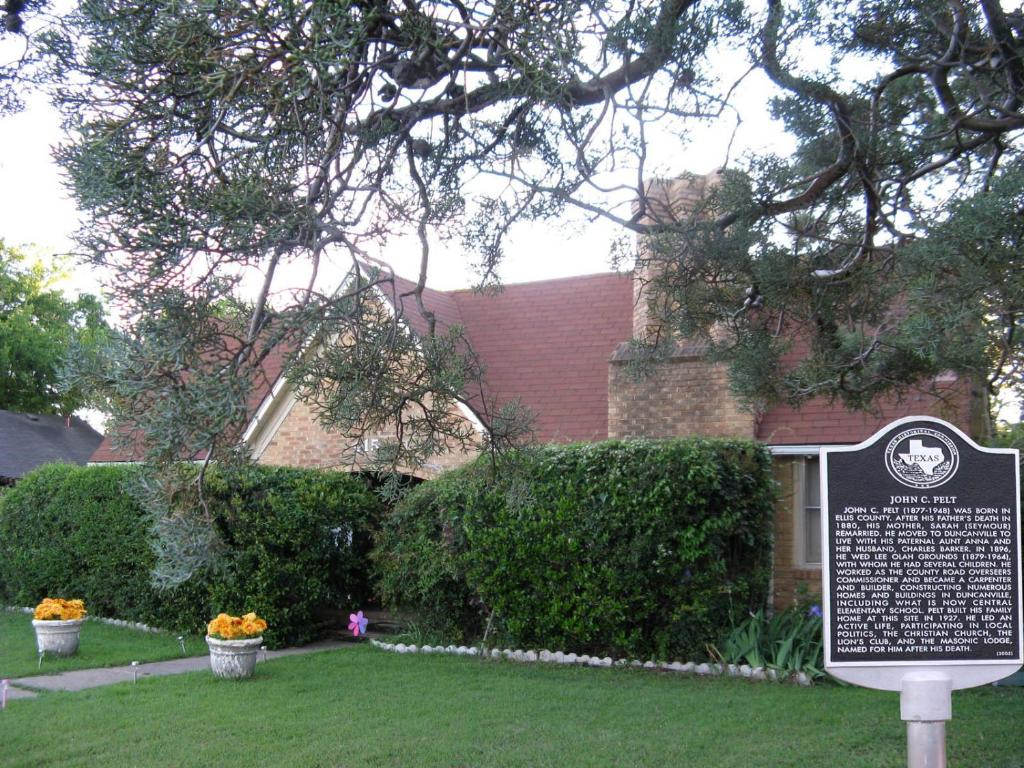 una casa con un cartel delante de un patio en Alla's Historical Bed and Breakfast, Spa and Cabana, en Dallas