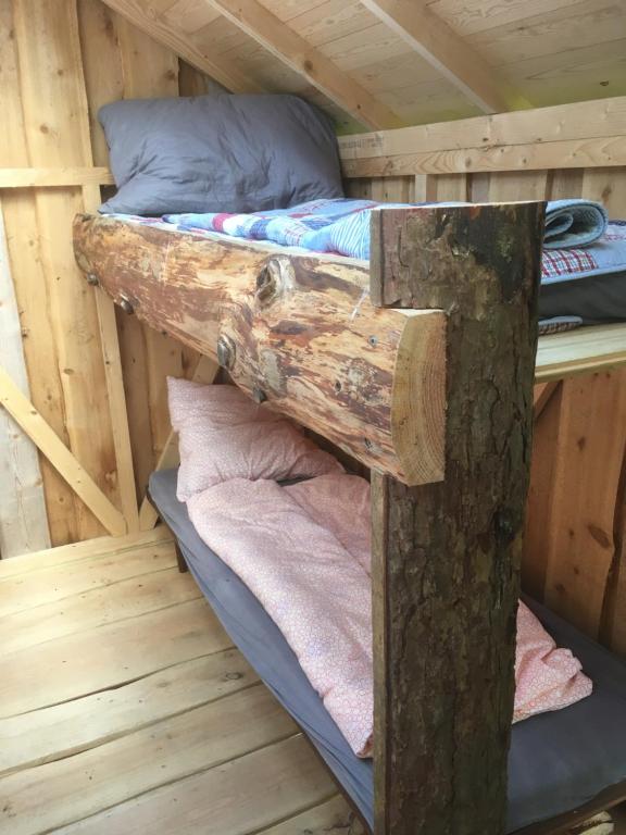 Palanda nebo palandy na pokoji v ubytování Treehouse B&B