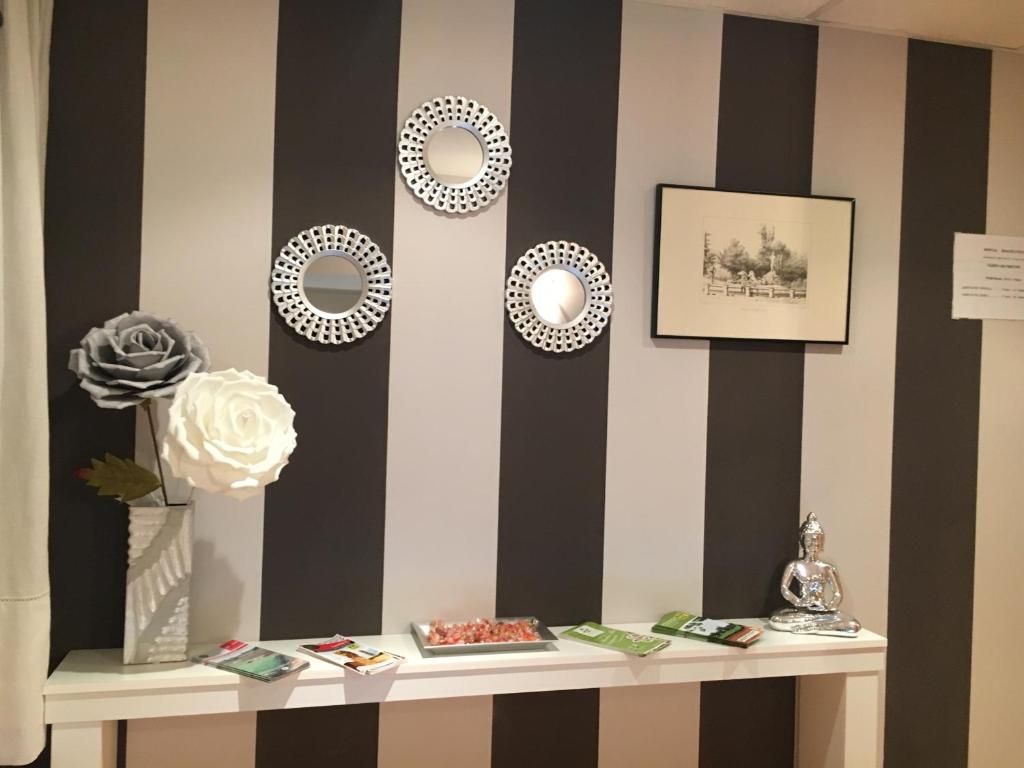 a room with black and white striped walls and a table at Hostal IMAGINATELO in Carrascosa del Campo