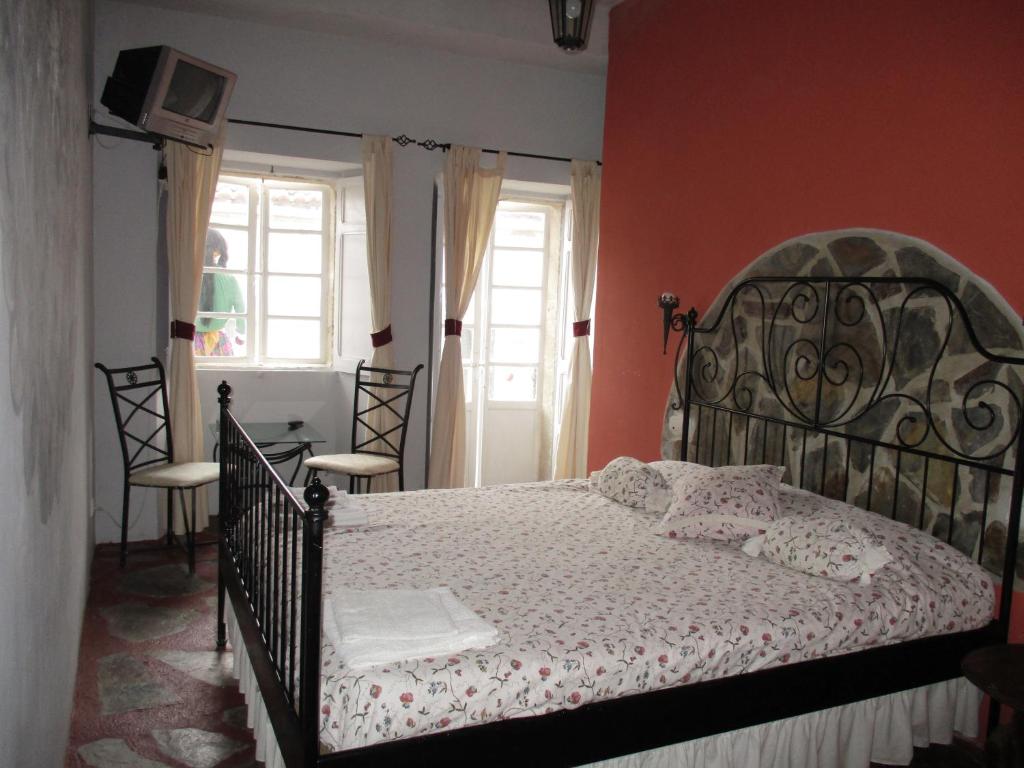 ムロスにあるA Casa da Fonteのベッドルーム1室(ベッド1台、椅子2脚、窓付)