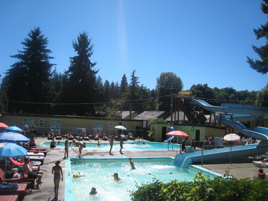 Bazén v ubytování Riverside Resort & RV Park nebo v jeho okolí