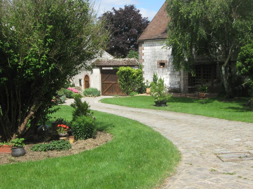 eine Auffahrt zu einem Haus mit Garten in der Unterkunft la maison d'hôtes de plessis in Plessis-Saint-Jean