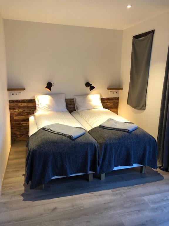 Postel nebo postele na pokoji v ubytování Hrafnavellir Guest House