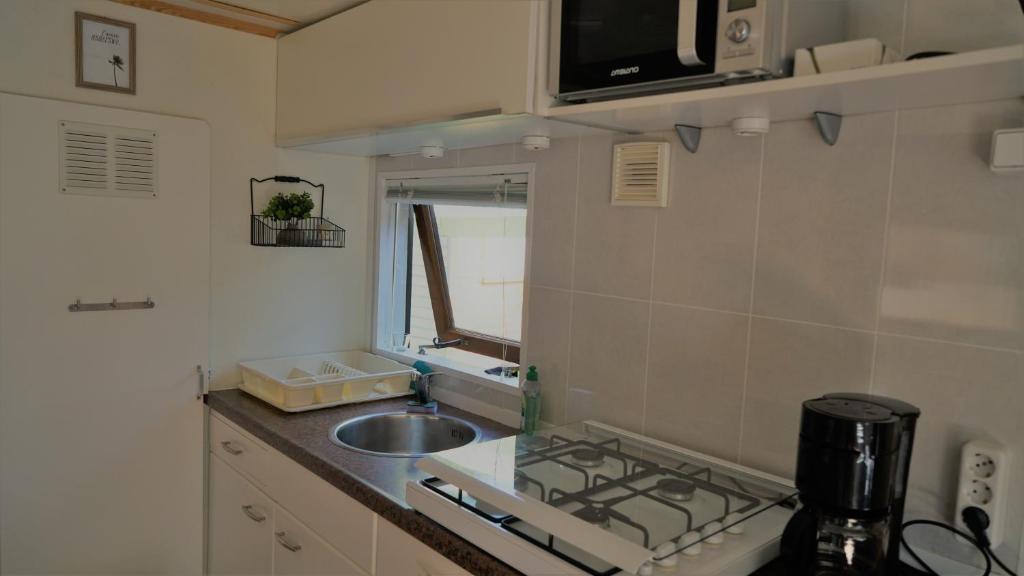 Kuchyň nebo kuchyňský kout v ubytování Mountainview Lodge - Chalet im Zillertal direkt am 5 Sterne Campingplatz Aufenfeld mit Hallenbad und Sauna