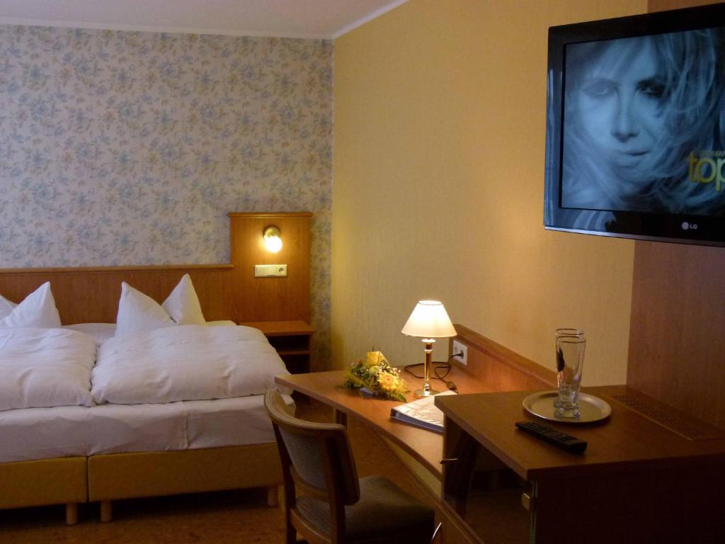 Postel nebo postele na pokoji v ubytování Hotel & Gasthof Garküche