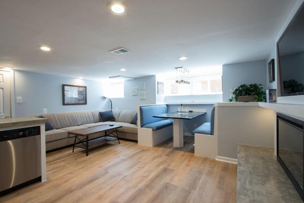 - un salon avec un canapé et une table dans l'établissement Luxury 2 bedroom apartment w/ free parking, à Washington
