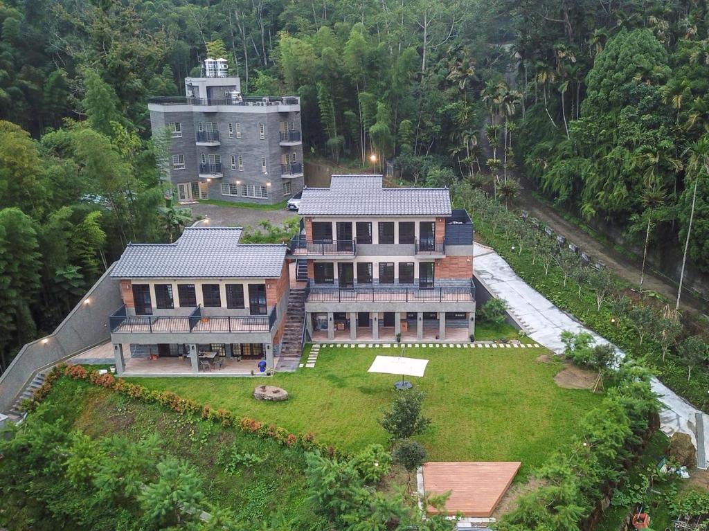 - une vue aérienne sur une grande maison avec une cour dans l'établissement Sitou ARCADIA Homestay, à Lugu