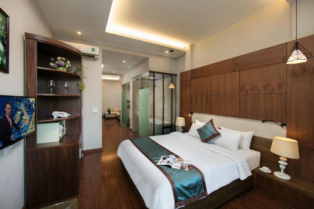 Postel nebo postele na pokoji v ubytování Bonne Nuit Hotel & Spa Hanoi