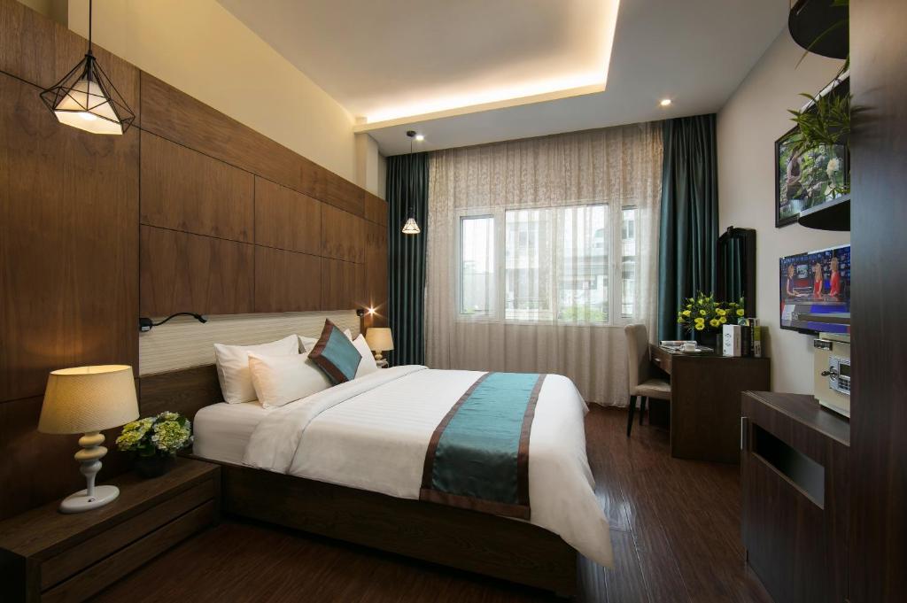 Postel nebo postele na pokoji v ubytování Bonne Nuit Hotel & Spa Hanoi