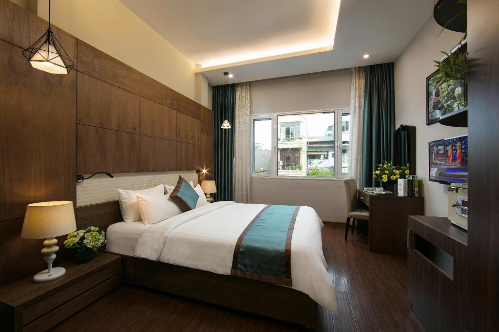 Postel nebo postele na pokoji v ubytování Bonne Nuit Hotel & Spa Hanoi