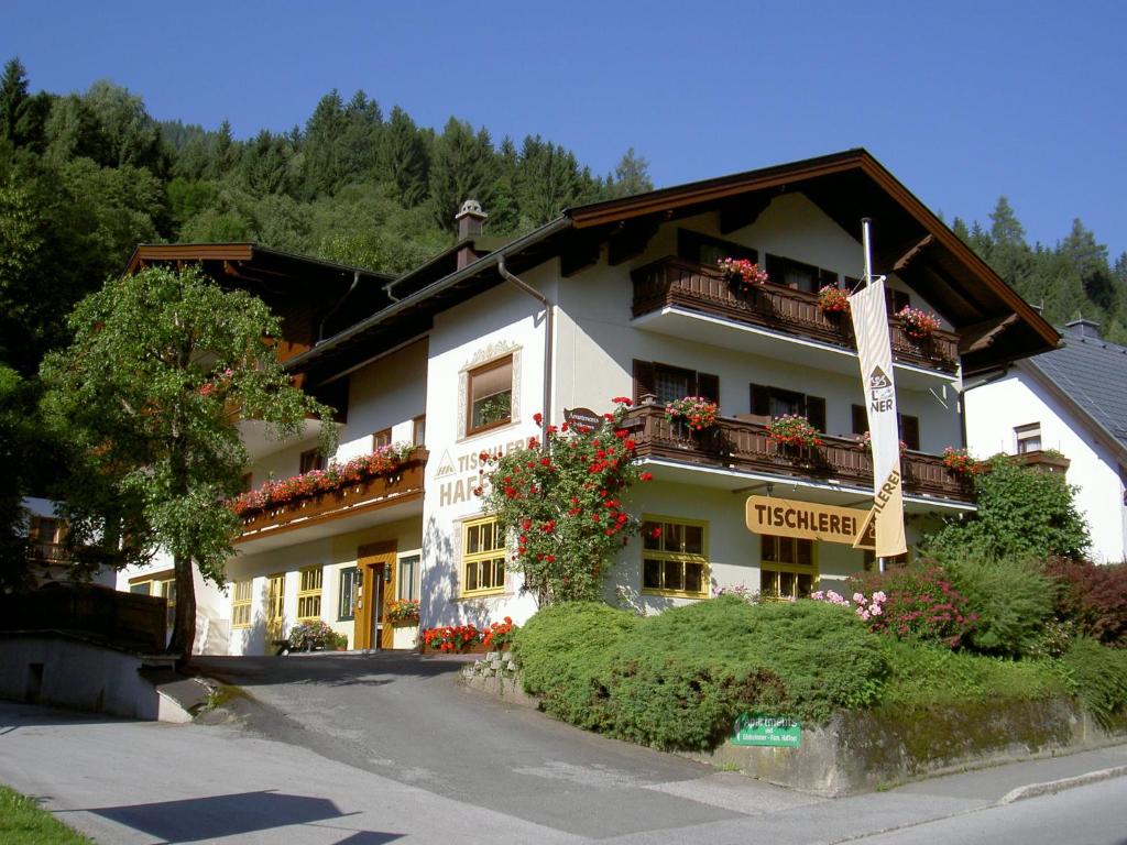 un gran edificio blanco con flores delante en Gästehaus Haffner en Zell am See