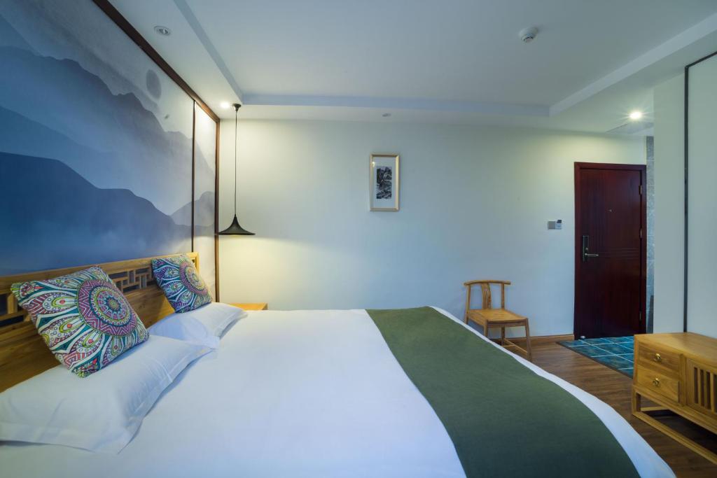 Postel nebo postele na pokoji v ubytování Riverside Inn Guilin Central