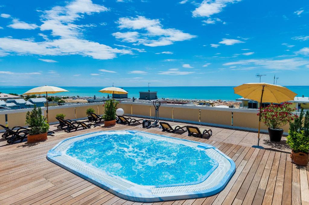 una piscina en una terraza con vistas al océano en Hotel Victoria en Bibione