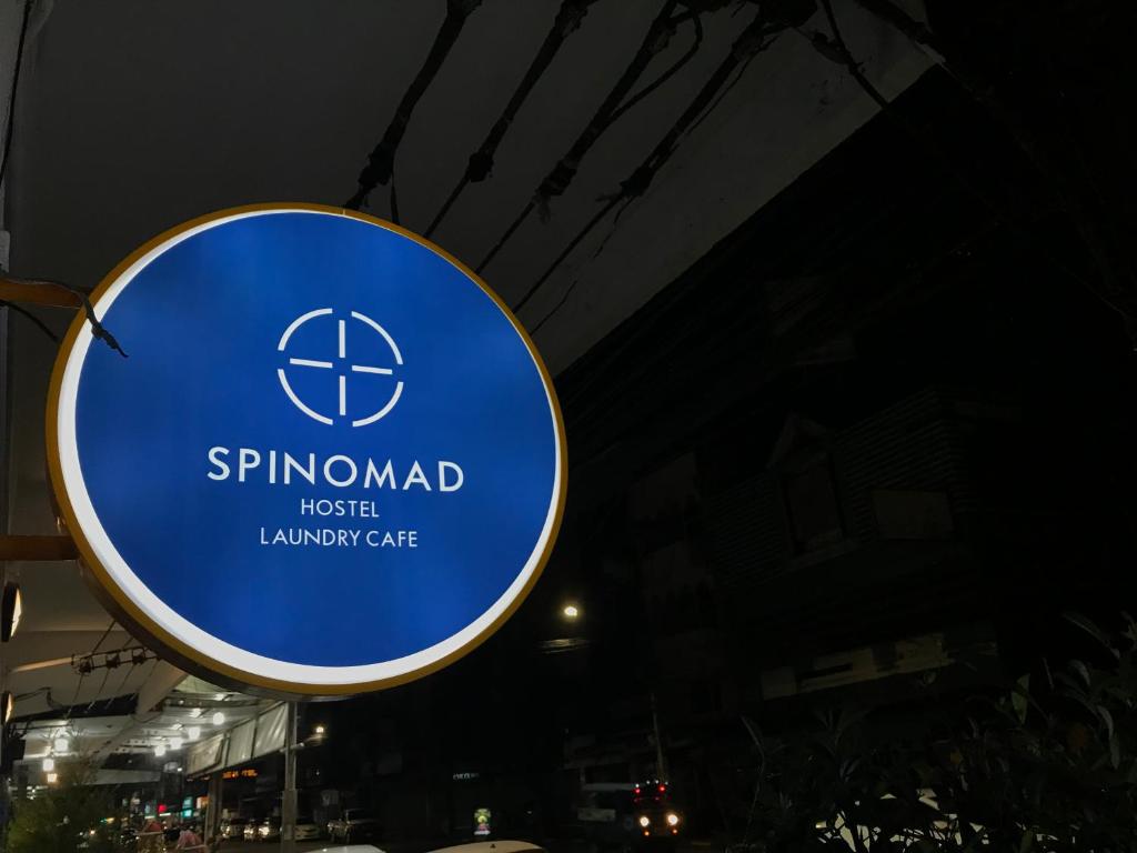 Spinomad hostelに飾ってある許可証、賞状、看板またはその他の書類
