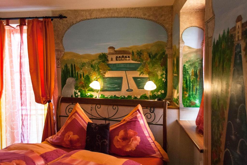 Llit o llits en una habitació de Cleo´s Hotel Kallstadt