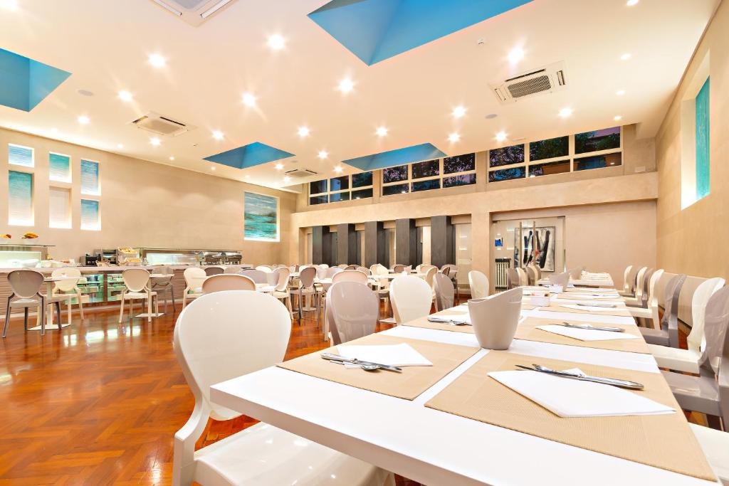 Reštaurácia alebo iné gastronomické zariadenie v ubytovaní Hotel Monte Rosa