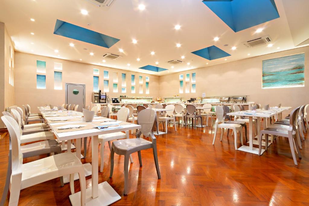 Reštaurácia alebo iné gastronomické zariadenie v ubytovaní Hotel Monte Rosa