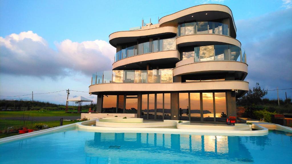 Bazén v ubytování Laguna Villas & Resorts nebo v jeho okolí