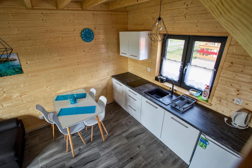 Kuchyňa alebo kuchynka v ubytovaní Sarbinowo Prestige - Ekskluzywne domki nad morzem