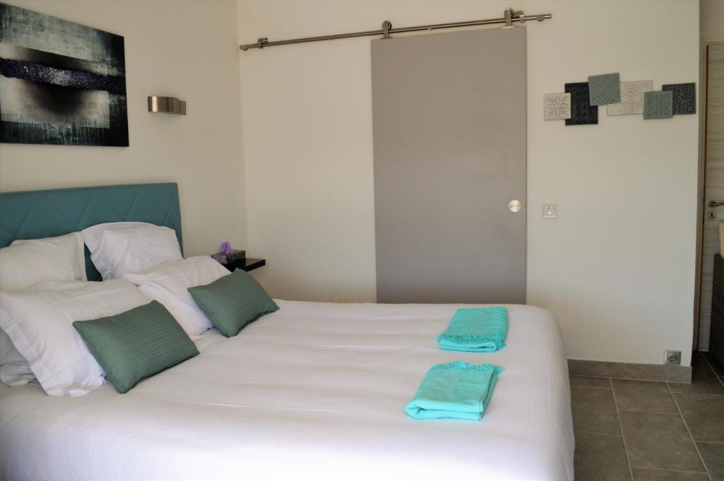 Villa La Terre Des Lauriers - Deluxe Double Room With Side Sea View