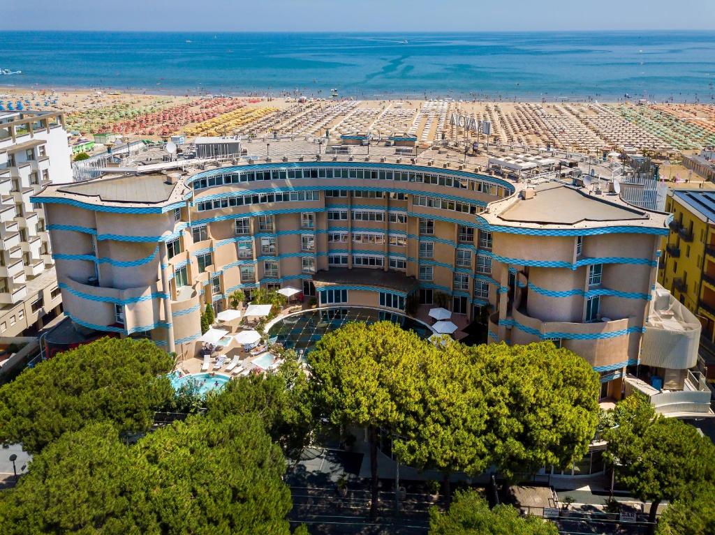 Pohľad z vtáčej perspektívy na ubytovanie Savoia Hotel Rimini