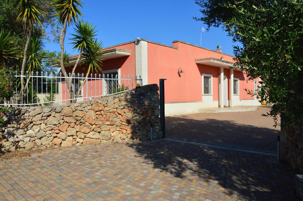 una casa con una pared de piedra y una valla en Portoselvaggio Villa Martina, en Santa Caterina di Nardò