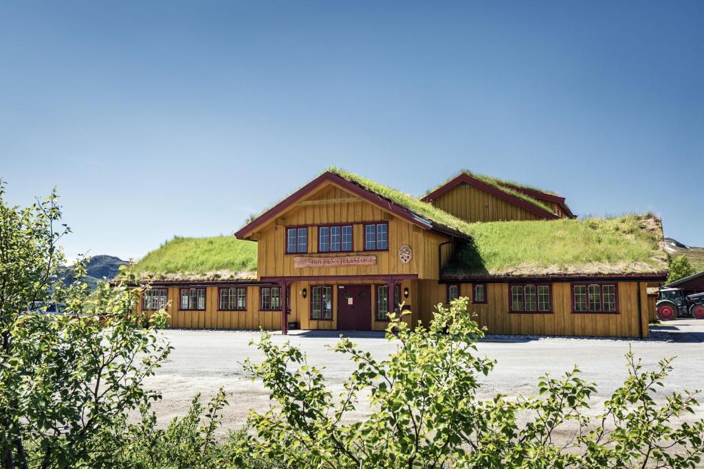 ein Gebäude mit Grasdach in der Unterkunft Hovden Fjellstoge in Hovden