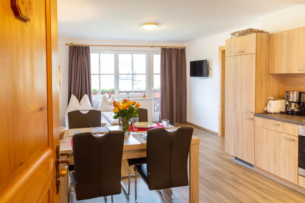 Kuchyň nebo kuchyňský kout v ubytování Almhaus Alpenrose Postalm