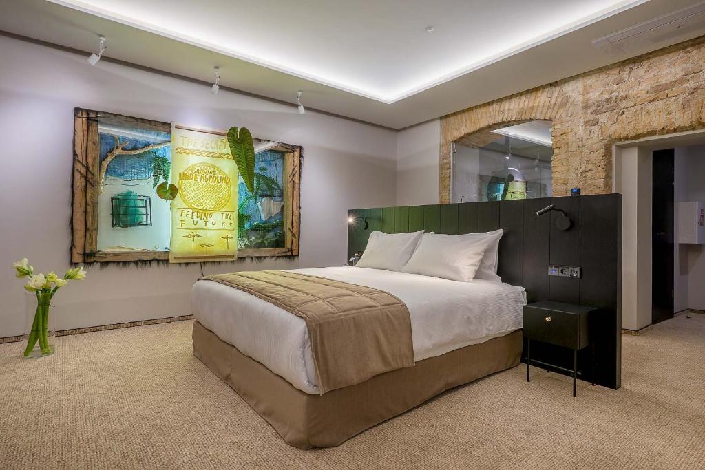 Postel nebo postele na pokoji v ubytování Artagonist Art Hotel