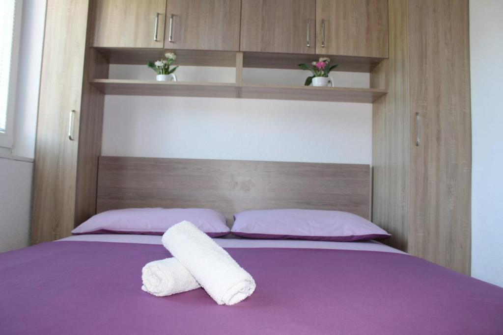 ein Bett mit zwei Handtüchern darauf in der Unterkunft Vila Apartment in Poljica
