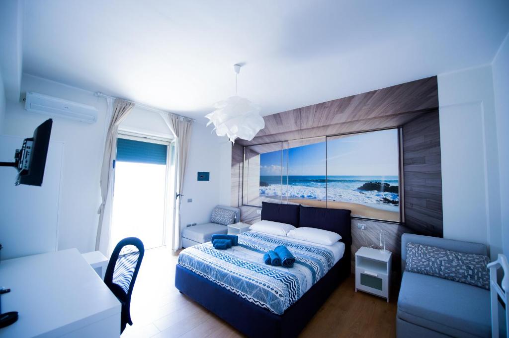 サレルノにあるVilla Carraraのベッドルーム1室(ベッド1台付)、海の景色を望むベッドルーム1室が備わります。