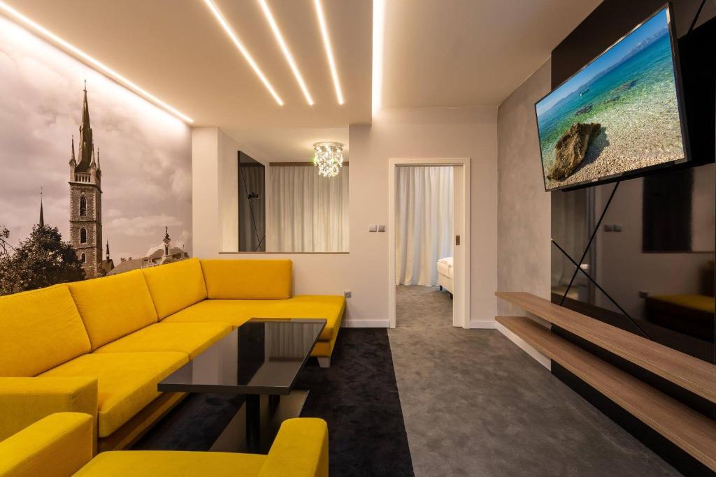TV a/nebo společenská místnost v ubytování Hotel Grand
