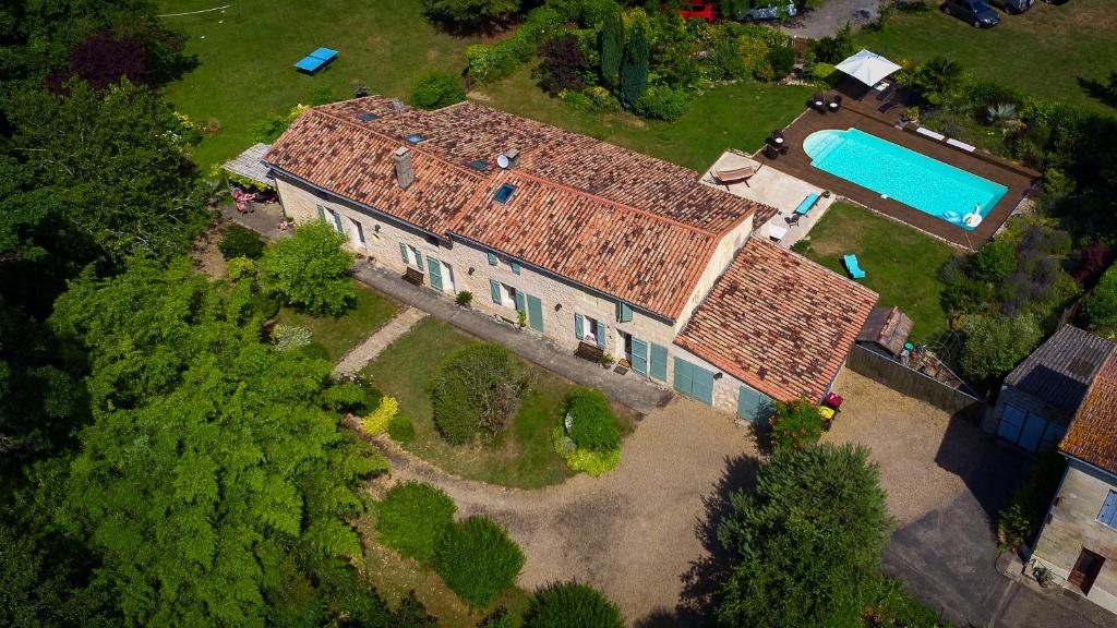 - une vue aérienne sur une maison avec une piscine dans l'établissement Gite la Maison de la Pimpine Lignan de Bordeaux, à Lignan-de-Bordeaux