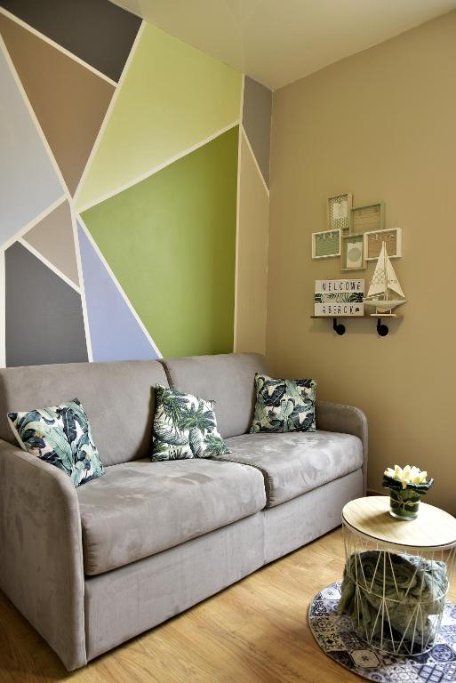 un salon avec un canapé et une table dans l'établissement COCOON BERCKOIS 250M DE LA PLAGE + WIFI + PARKING PUBLIC, à Berck-sur-Mer