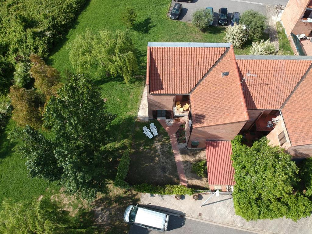 an overhead view of a house with a red roof at La villetta d' angolo in Migliarino