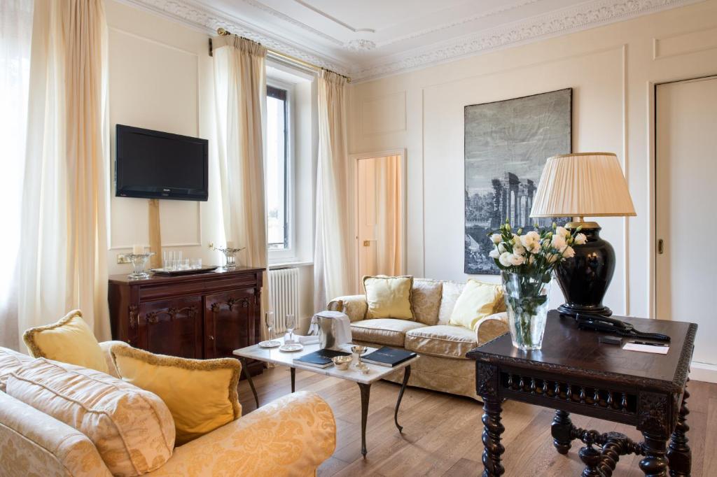 TV a/nebo společenská místnost v ubytování Grand Hotel Plaza