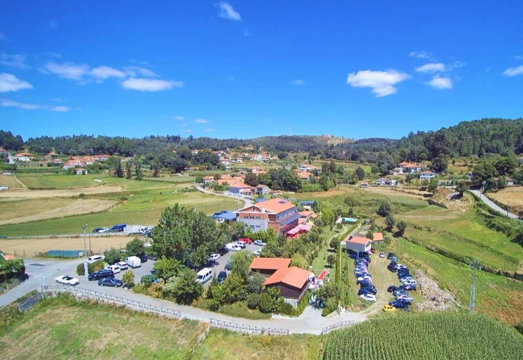 une vue aérienne d'un parking dans un complexe hôtelier dans l'établissement Quinta Da Fontinha, à Celorico de Basto