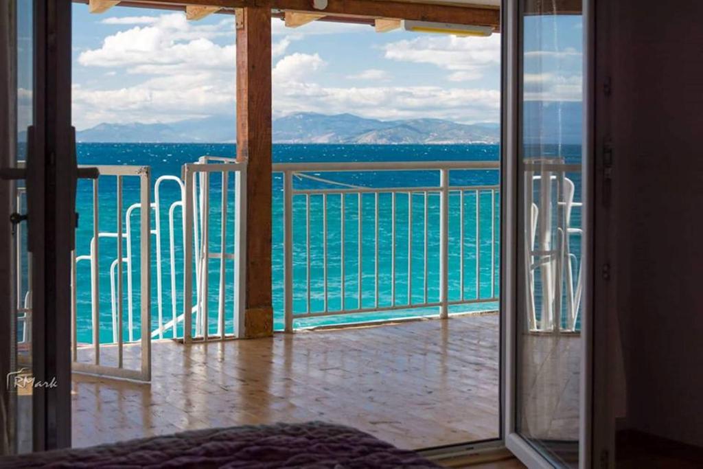 a room with a view of the ocean from a balcony at Villa Bube in Trpejca