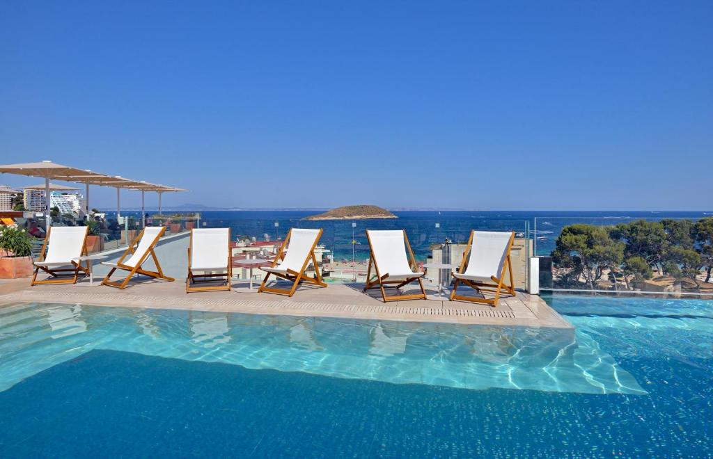 Bazén v ubytování INNSiDE by Meliá Calviá Beach nebo v jeho okolí