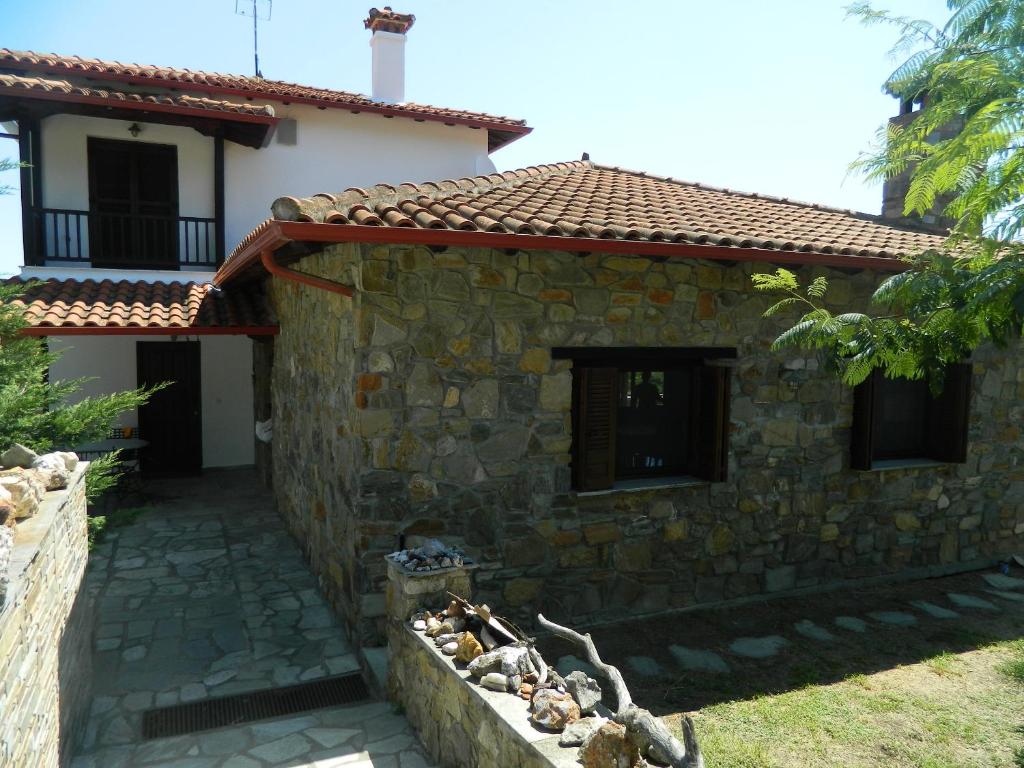 Kamienny dom z ogrodzeniem obok niego w obiekcie Asano's House w mieście Ajos Nikolaos