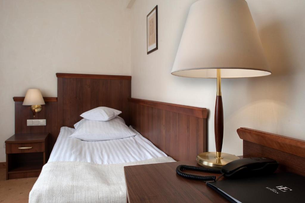 Postel nebo postele na pokoji v ubytování Hotel Edison Poznań Lotnisko Ławica