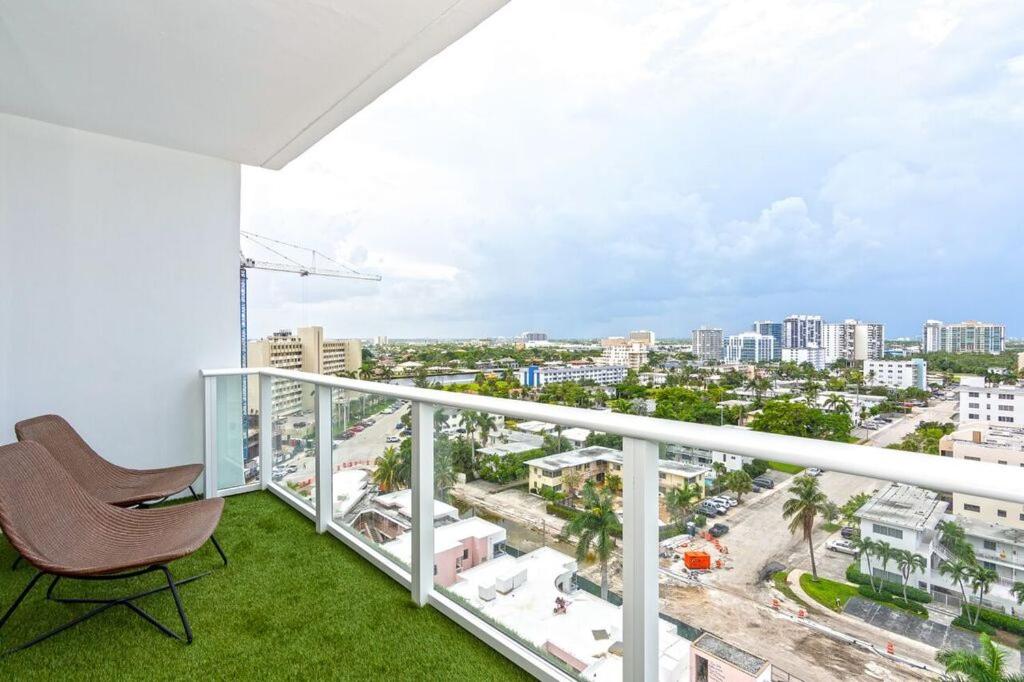 balcone con sedia e vista sulla città di Departamento en Tiffany House Fort Lauderdale beach Miami a Fort Lauderdale