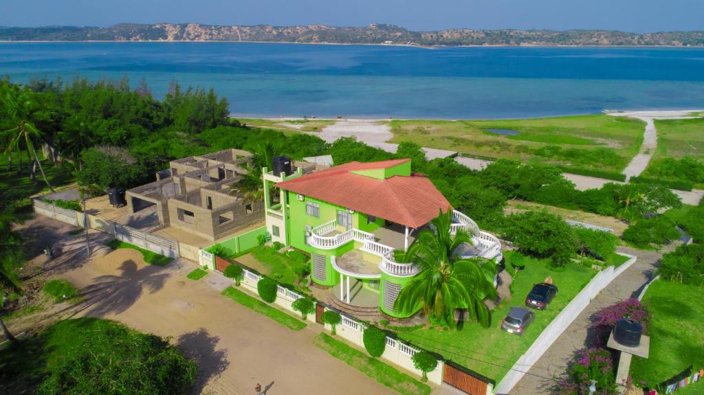 una vista aerea di una casa sulla spiaggia di Bilene Beach House a Vila Praia Do Bilene