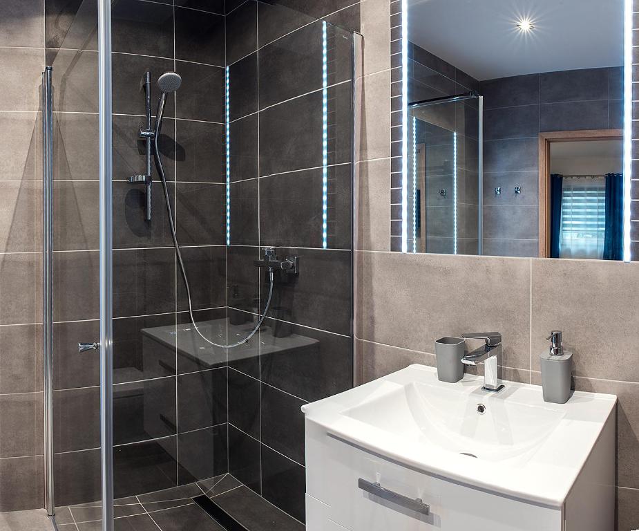 a bathroom with a sink and a shower at Apartament w Bizancjum 8 PARKING FREE 24H in Kłodzko