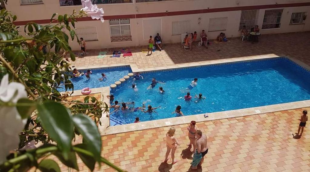 Bazén v ubytovaní NICE 2-BEDROOMS alebo v jeho blízkosti