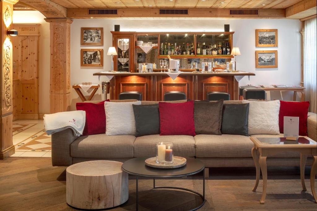 Posezení v ubytování Swiss Alpine Hotel Allalin