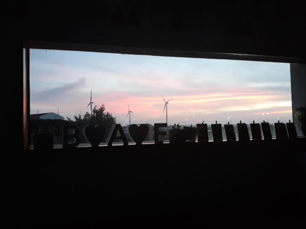 Východ nebo západ slunce při pohledu z penzionu nebo okolí