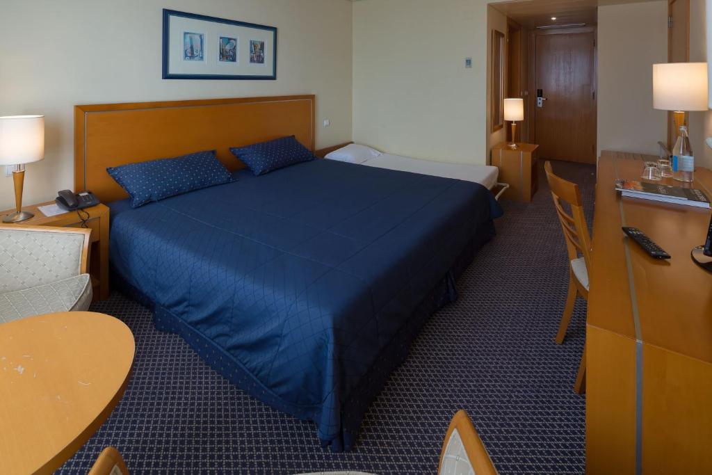 
Family Room (2 Adults + 1 Child)
